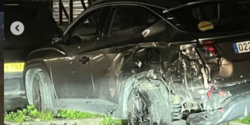 Un vehículo colisiona contra un coche aparcado y una farola en una avenida de Marbella