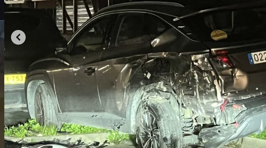 Un vehículo colisiona contra un coche aparcado y una farola en una avenida de Marbella