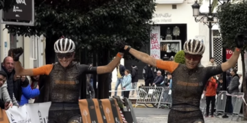 La esteponera Natalia Fischer en lo más alto del podio tras la victoria en La Leyenda de Tartessos