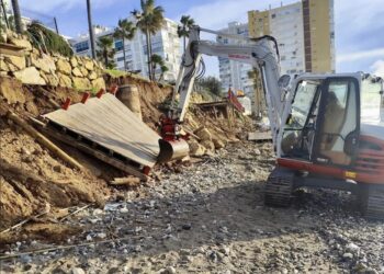 Mijas comienza los trabajos de desmontaje del tramo de la Senda Litoral afectado por los temporales para iniciar su reconstrucción