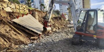 Mijas comienza los trabajos de desmontaje del tramo de la Senda Litoral afectado por los temporales para iniciar su reconstrucción