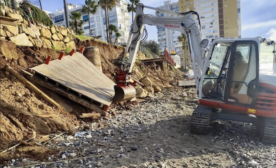 Mijas comienza los trabajos de desmontaje del tramo de la Senda Litoral afectado por los temporales para iniciar su reconstrucción