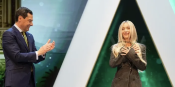 Ana Mena, emocionada al recibir la Medalla de Andalucía a la Cultura: «Ser andaluza es todo un orgullo»