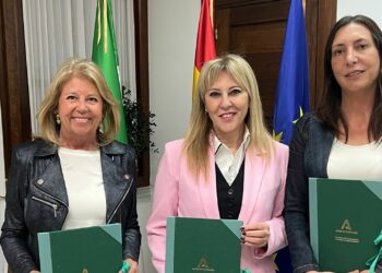 Ayuntamiento y Junta firman el convenio de cesión de suelo en la parcela del Albergue África para la creación de parking de 600 plazas e instalaciones deportivas