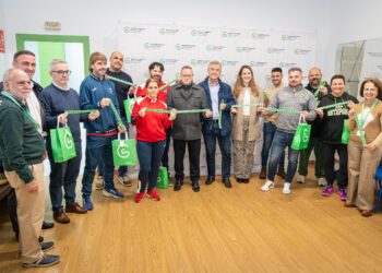 El alcalde apoya la iniciativa ‘Brazaletes de Esperanza’ en la que participan siete equipos locales de fútbol y baloncesto