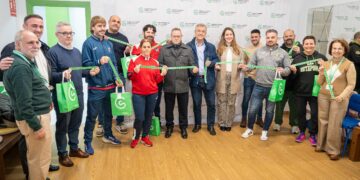 El alcalde apoya la iniciativa ‘Brazaletes de Esperanza’ en la que participan siete equipos locales de fútbol y baloncesto