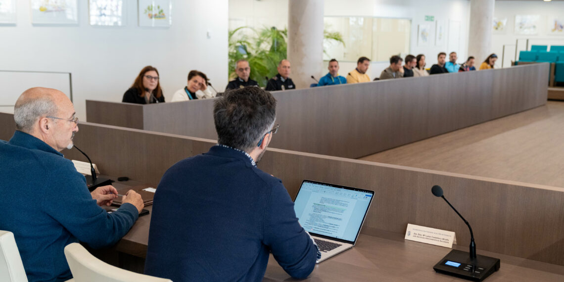 Estepona pone en marcha los talleres preventivos contra el absentismo escolar y evalúa su desarrollo en la Comisión Municipal de Absentismo