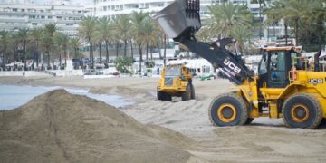 Obras de urgencia en las playas de Marbella tras los graves daños de los temporales
