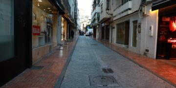 Marbella inicia los trabajos de renovación de la calzada de las calles Huerta Chica y Castillejos con el objetivo de que estrenen nuevo pavimiento antes de Semana Santa