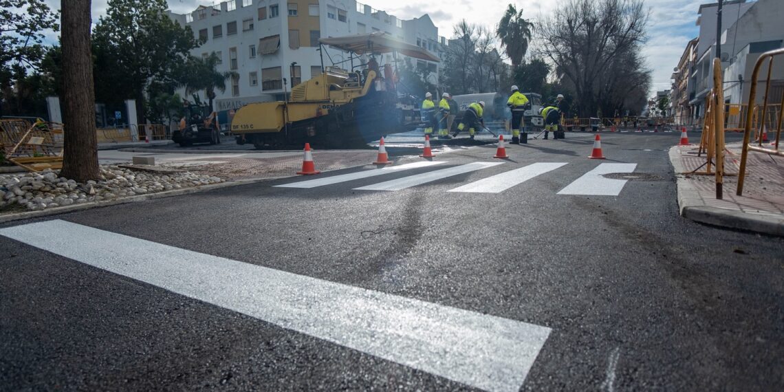 Abren al tráfico nuevos tramos de la avenida Fuente Nueva en San Pedro Alcántara tras terminar los trabajos de asfaltado