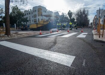 Abren al tráfico nuevos tramos de la avenida Fuente Nueva en San Pedro Alcántara tras terminar los trabajos de asfaltado