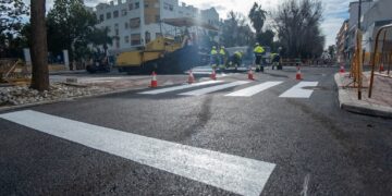 Abren al tráfico nuevos tramos de la avenida Fuente Nueva en San Pedro Alcántara tras terminar los trabajos de asfaltado