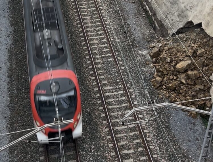 Imagen de la última incidencia en las vías del Cercanías en Benalmádena. AZ.