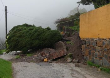 Se derrumba un muro en La Arquita tras un nuevo desprendimiento en Casares