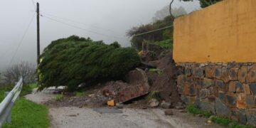 Se derrumba un muro en La Arquita tras un nuevo desprendimiento en Casares