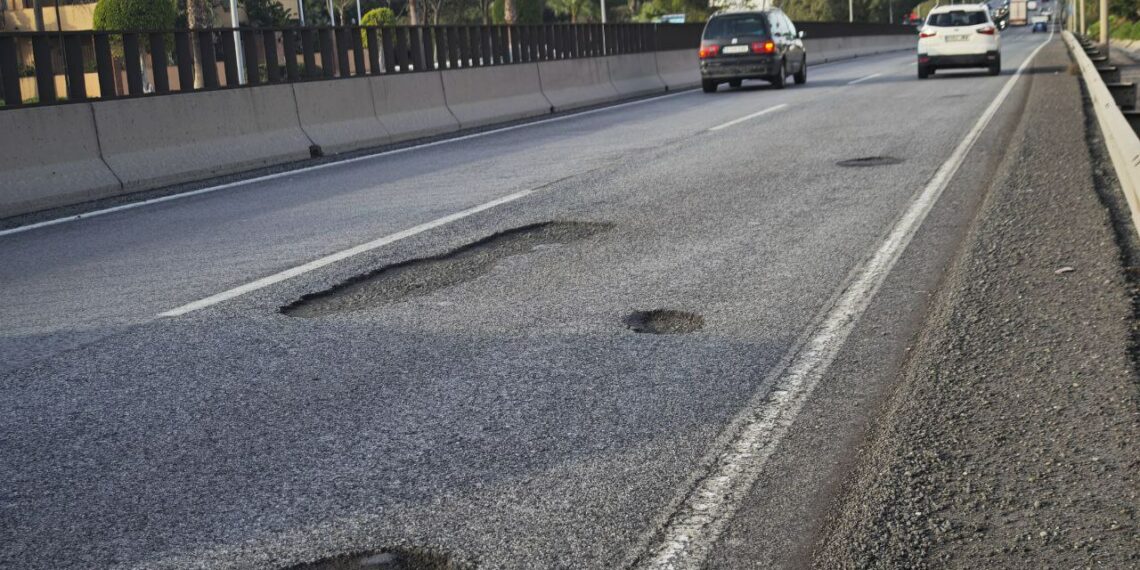 Estepona lamenta que el Gobierno no prevea actuar de urgencia para acabar definitivamente con el peligro de los baches y socavones en la A-7