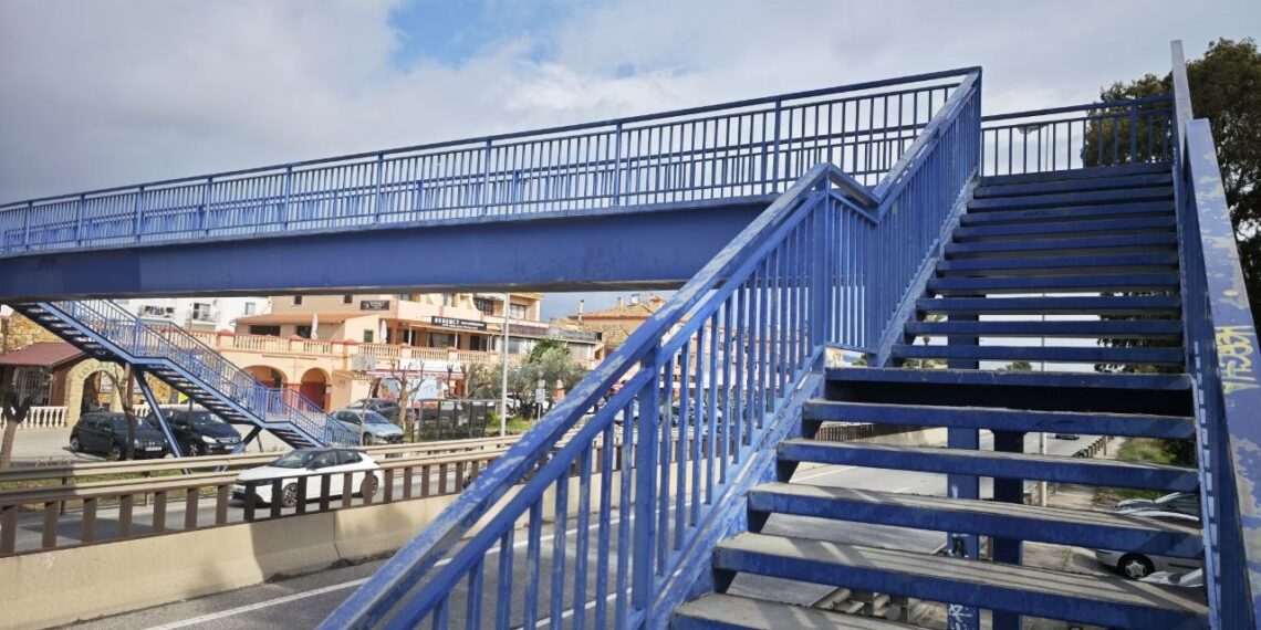 El Ayuntamiento de Estepona solicita al Gobierno la autorización para hacer más accesible el paso peatonal que conecta El Paraíso con Benamara