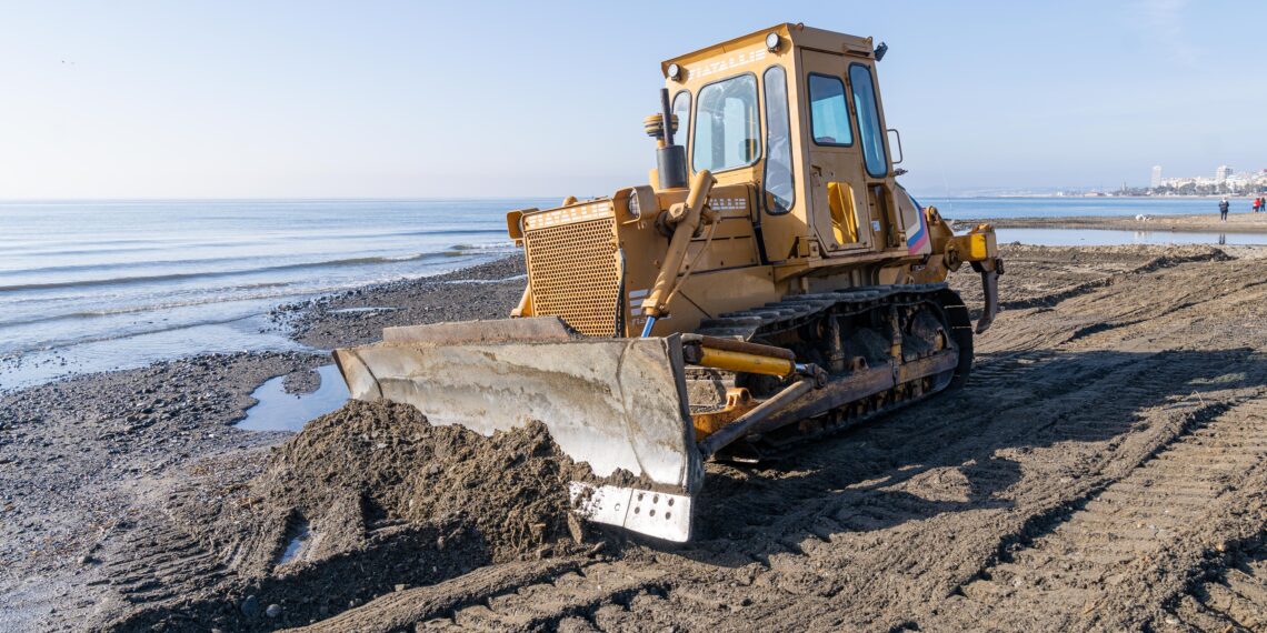 El Ayuntamiento de Estepona trabaja en la recuperación de las playas tras los últimos temporales