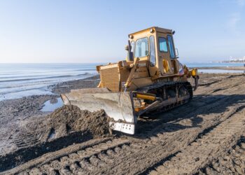 El Ayuntamiento de Estepona trabaja en la recuperación de las playas tras los últimos temporales