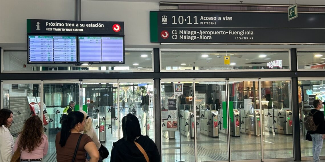 Nueva jornada caótica con el Cercanías: continúa la huelga del sector ferroviario y los viajeros, indignados