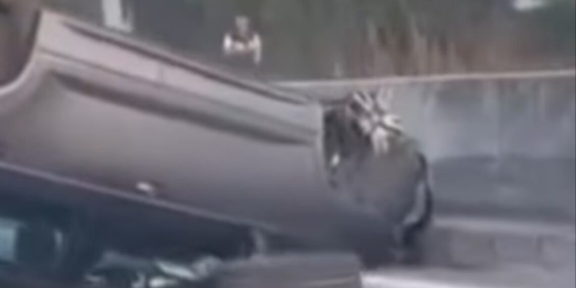 Vuelca un vehículo en la A-7 por Estepona: sus dos integrantes, a salvo pero trasladados al hospital