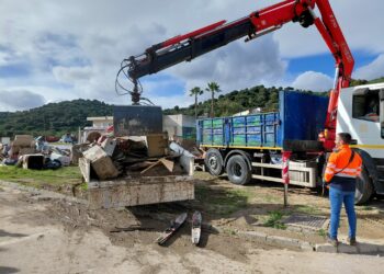 Mancomunidad y Urbaser colaboran en la retirada de enseres en las zonas anegadas de Secadero