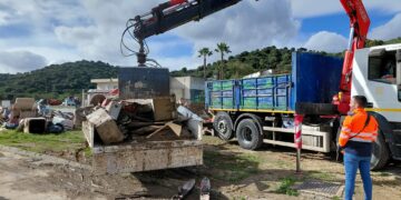Mancomunidad y Urbaser colaboran en la retirada de enseres en las zonas anegadas de Secadero