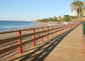 Mijas revalida un año más la bandera Sendero Azul por la Senda Litoral