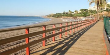 Mijas revalida un año más la bandera Sendero Azul por la Senda Litoral