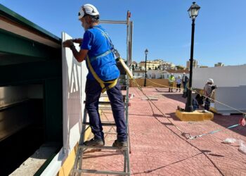 Fuengirola avanza en el Plan de Mejora de Infraestructuras Deportivas con la renovación de la cubierta de los pabellones del Complejo Elola