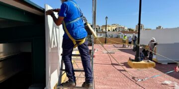Fuengirola avanza en el Plan de Mejora de Infraestructuras Deportivas con la renovación de la cubierta de los pabellones del Complejo Elola