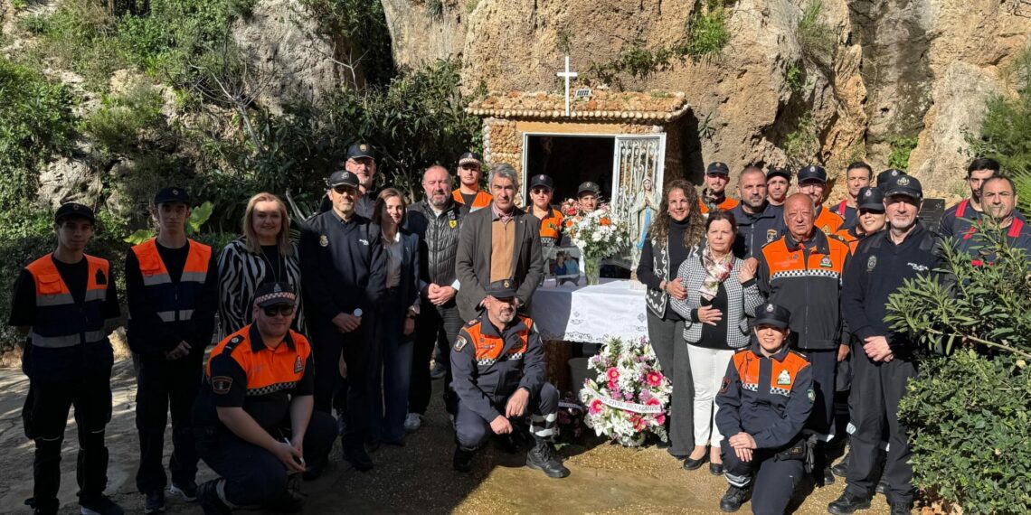 Protección Civil realiza la tradicional ofrenda floral a la Virgen de Lourdes con motivo de su festividad