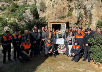 Protección Civil realiza la tradicional ofrenda floral a la Virgen de Lourdes con motivo de su festividad