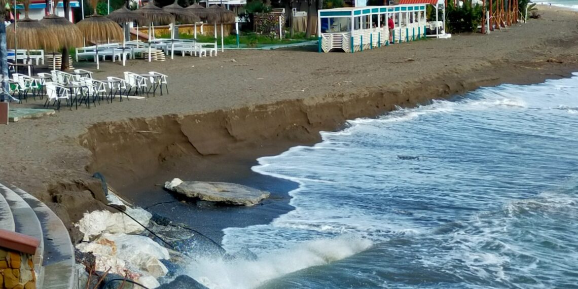 Del Cid cifra en casi 700.000 euros los daños provocados por los temporales en las playas de Torremolinos
