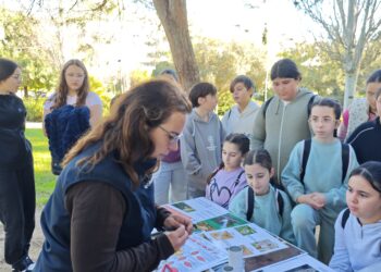 El Ayuntamiento acerca la biodiversidad local a los escolares con unas jornadas de anillamiento científico en el Parque de las Mesas