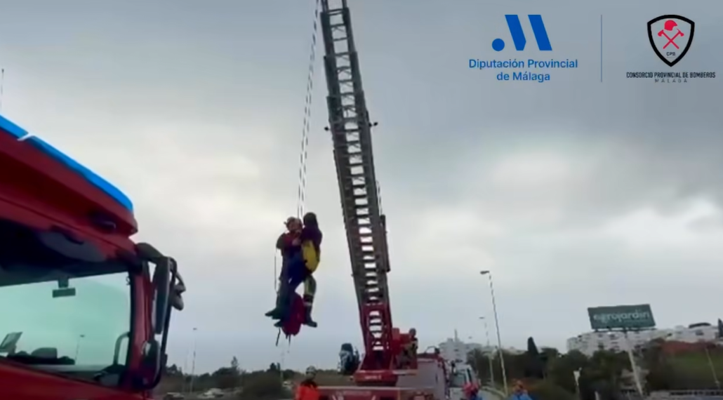 El surrealista rescate en Estepona a una conductora atrapada en el río Guadalmansa