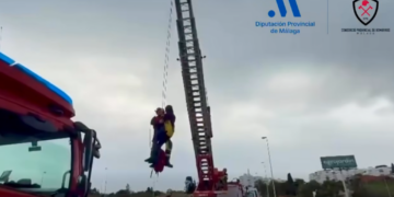 El surrealista rescate en Estepona a una conductora atrapada en el río Guadalmansa