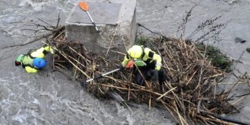 Sigue por tierra y aire la búsqueda de la mujer desaparecida en Sayalonga tras caer al río Turvilla