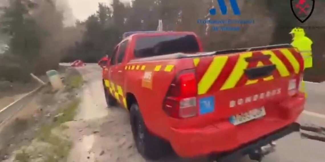 Habilitada una vía para que vehículos de emergencia accedan El Secadero