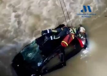 Rescatan a una persona del río Guadalhorce tras un accidente con otro vehículo y caer al cauce