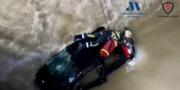 Rescatan a una persona del río Guadalhorce tras un accidente con otro vehículo y caer al cauce
