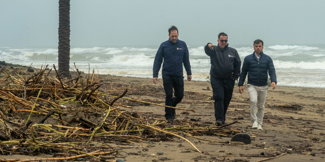 El temporal reduce hasta diez metros la anchura de varias playas de Marbella y provoca importantes pérdidas de arena