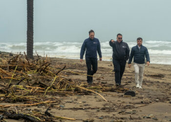 El temporal reduce hasta diez metros la anchura de varias playas de Marbella y provoca importantes pérdidas de arena