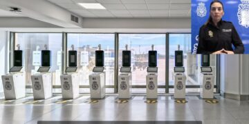 La Policía Nacional pone en marcha en el aeropuerto de Málaga una campaña para agilizar los controles de documentación