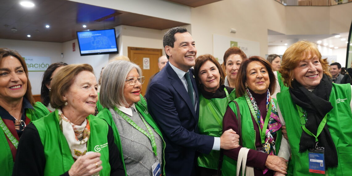 Andalucía avanza contra el cáncer: cinco veces más de inversión y el doble de profesionales en siete años