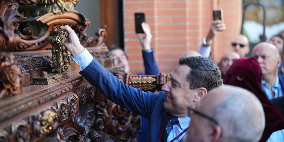 Moreno destaca la Semana Santa como «uno de los grandes atractivos» de Andalucía y anima a conocerla