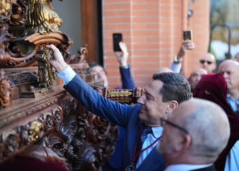 Moreno destaca la Semana Santa como «uno de los grandes atractivos» de Andalucía y anima a conocerla