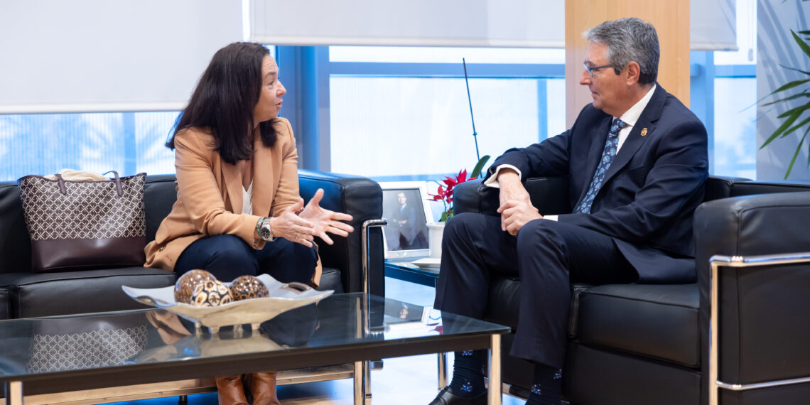 Francisco Salado recibe a Paloma Saborido en la previa del congreso internacional sobre la Gran Procesión celebrada en Roma
