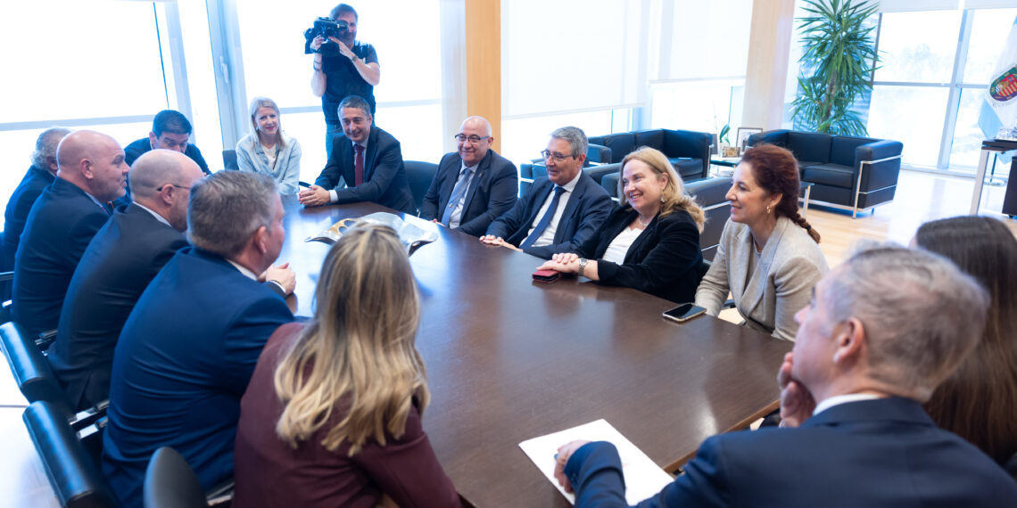 Salado recibe en la Diputación a autoridades de Burgos y a la Archicofradía de la Sangre