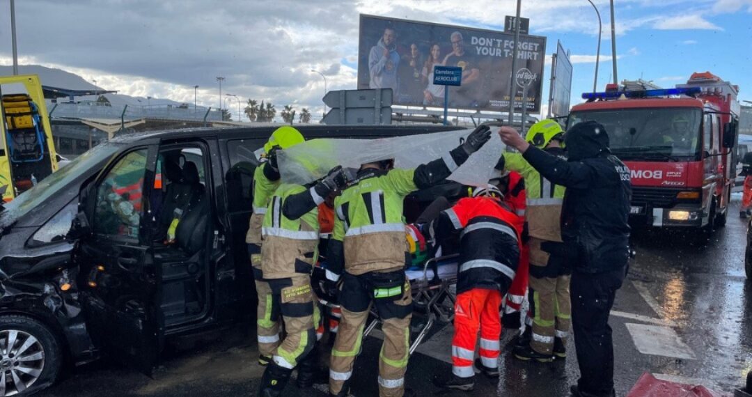 Cinco heridos en un accidente con cuatro vehículos implicados en la rotonda de acceso al Aeropuerto de Málaga